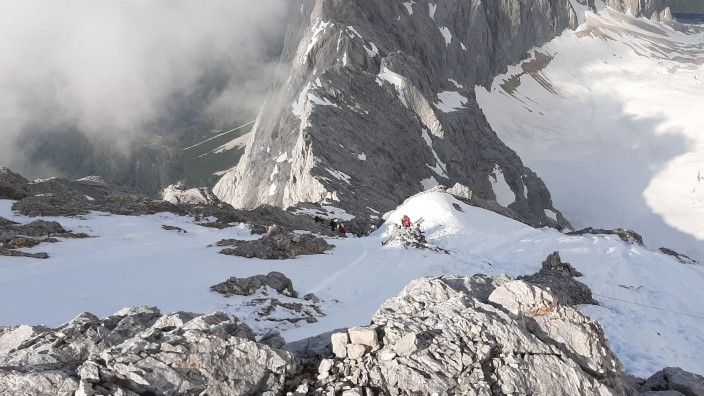 Notfälle - Grainau: Bergretter der Bergwacht Grainau sind im Einsatz, nachdem ein Bergsteiger an der Zugspitze abgestürzt und gestorben ist. Foto: Bergwacht Grainau/dpa