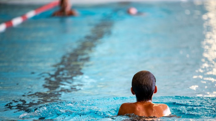 Kabinett - München: Ein Kind schwimmt in einem Schwimmbad. Foto: Fabian Sommer/dpa/Symbolbild