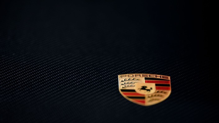 Auto - Stuttgart: Das Porsche-Logo ist auf der Motorhaube eines Fahrzeugs zu sehen. Foto: Marijan Murat/dpa/Symbolbild