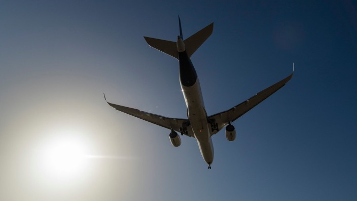 Luftverkehr - Schkeuditz: Ein Flugzeug setzt zum Landeanflug an. Foto: Boris Roessler/dpa/Symbolbild