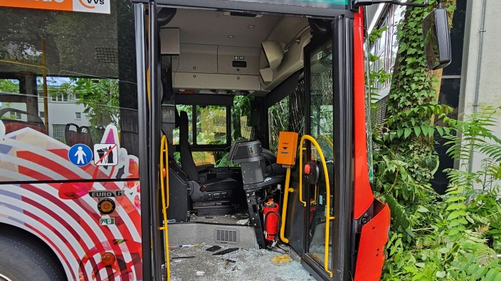 Unfälle - Nürtingen: Blick in den verunfallten Linienbus, der gegen einen Ball geprallt ist. Foto: Andreas Rosar/Fotoagentur Stuttgart /dpa