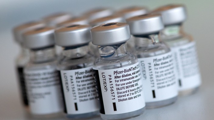 Prozesse - Düsseldorf: Leere Ampullen des Impfstoffs von Biontech/Pfizer stehen in einem Impfzentrum. Foto: Sven Hoppe/dpa