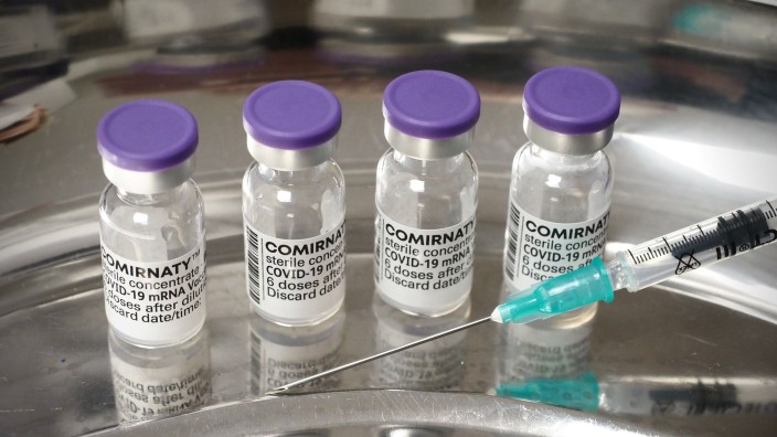 Prozesse - Düsseldorf: Eine Spritze liegt in einer Arztpraxis neben Ampullen des Corona-Impfstoffes von Biontech/Pfizer. Foto: Soeren Stache/dpa-Zentralbild/dpa/Symbolbild