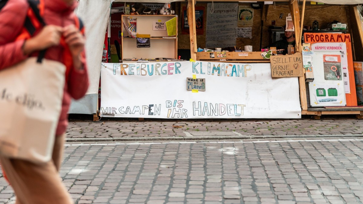 Freiburg Climate Camp vs. Christmas Market: Legal Dispute over Town Hall Square