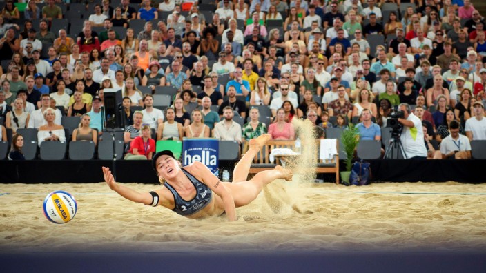 Beach-Volleyball - Hamburg: Die deutsche Spielerin Svenja Müller versucht im Sand an einen Ball ran zu kommen. Foto: Gregor Fischer/dpa