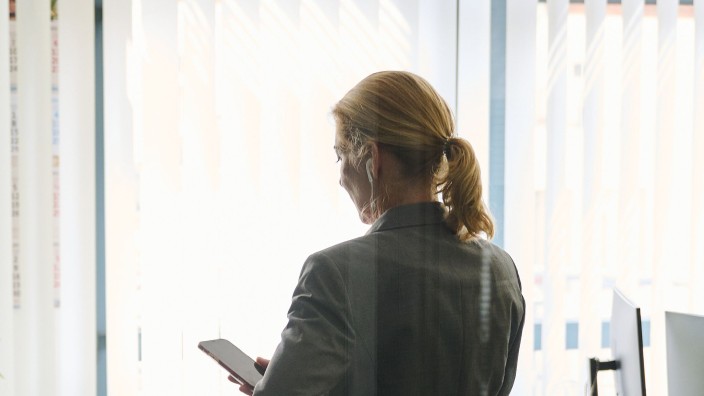 Arbeit - Erfurt: Eine Frau steht in einem Büro. Foto: Annette Riedl/dpa/Illustration