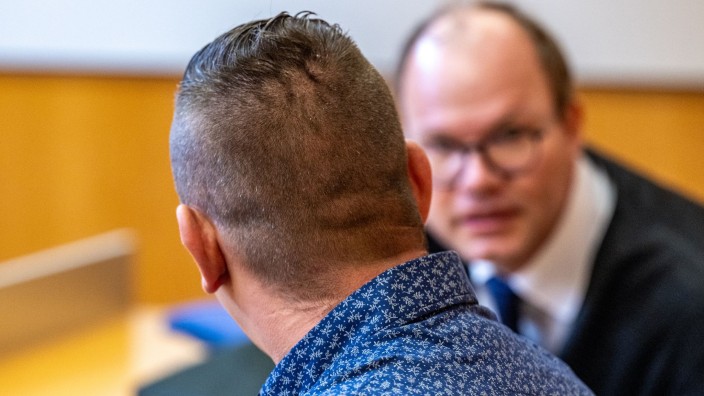 Prozesse - Eching: Der Angeklagte (l) spricht im Verhandlungssaal des Landgerichts mit seinem Verteidiger Patrick Schladt. Foto: Armin Weigel/dpa