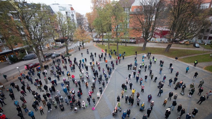 Bürgerschaft - Hamburg: Teilnehmer einer Mahnwache stehen auf dem Joseph-Carlebach-Platz. Foto: Christian Charisius/dpa/Archivbild