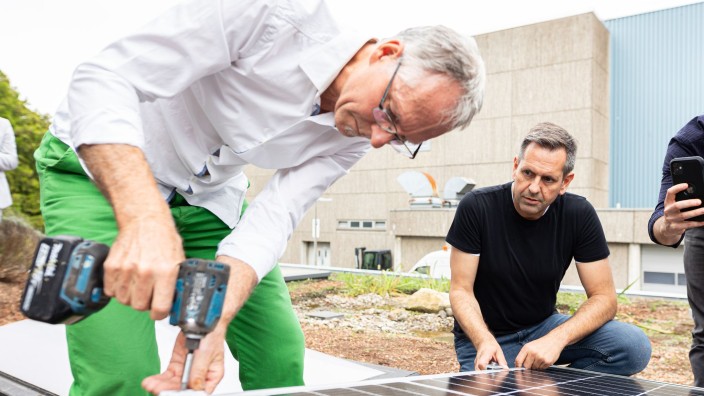 Regierung - Hannover: Olaf Lies (SPD, r), Wirtschaftsminister von Niedersachsen, montiert ein Solar Modul. Foto: Michael Matthey/dpa