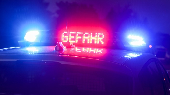 Kriminalität - Halle (Saale): Der Hinweis "Gefahr" leuchtet auf dem Dach eines Einsatzwagens der Polizei. Foto: Jan Woitas/dpa/Symbolbild