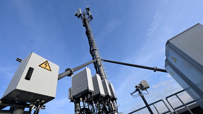 Telekommunikation - Bonn: Ein 5G-Mobilfunk-Mast von Vodafone steht auf einem Hochhaus. Foto: Roberto Pfeil/dpa
