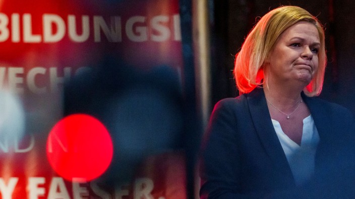 Wahlen - Baunatal: Nancy Faeser, Spitzenkandidatin der hessischen Sozialdemokraten bei der Landtagswahl am 8. Oktober. Foto: Andreas Arnold/dpa