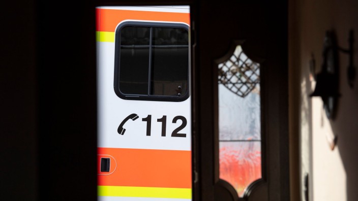Unfälle - Breitenthal: Ein Rettungswagen parkt vor der geöffneten Tür eines Wohnhauses. Foto: Boris Roessler/dpa/Symbolbild