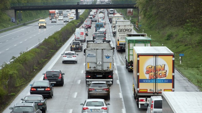 Verkehr - Köln: Fahrzeuge stauen sich auf der Autobahn 4. Foto: Federico Gambarini/dpa/Archivbild