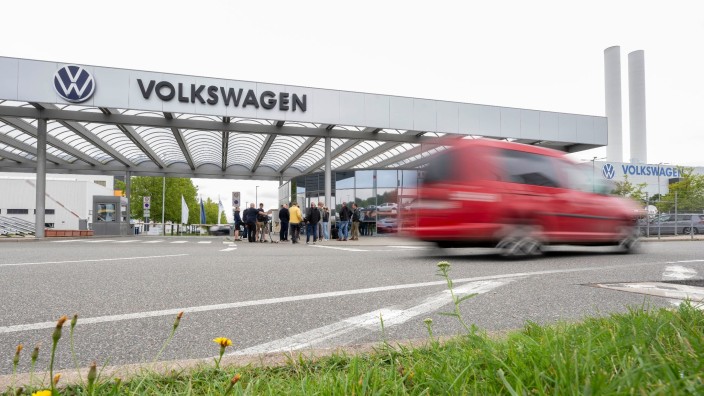 Auto - Wolfsburg: Blick auf das Tor von Volkswagen Sachsen am Standort Zwickau. Foto: Hendrik Schmidt/dpa