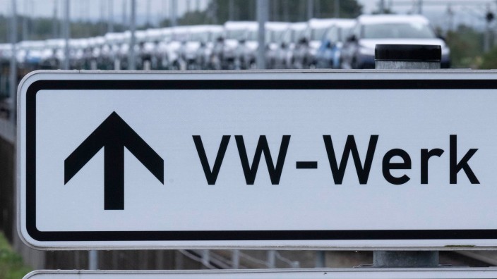 Auto - Wolfsburg: Ein Schild weist den Weg zum Werk von Volkswagen in Zwickau. Foto: Hendrik Schmidt/dpa