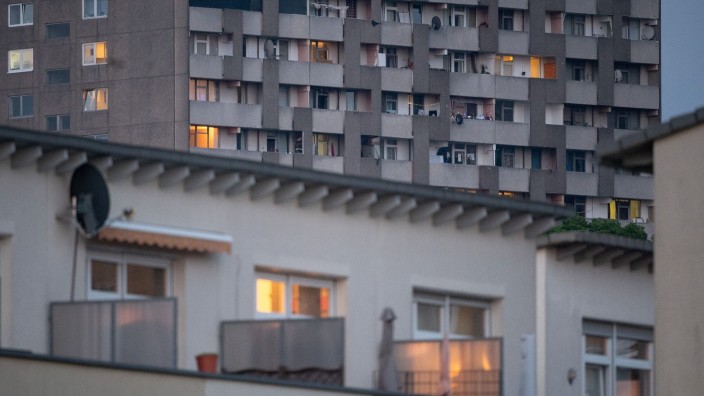 Wohnen - Wiesbaden: Licht brennt in den Fenstern von Wohnungen in Hochhäusern in Frankfurt. Foto: Sebastian Gollnow/dpa/Symbolbild