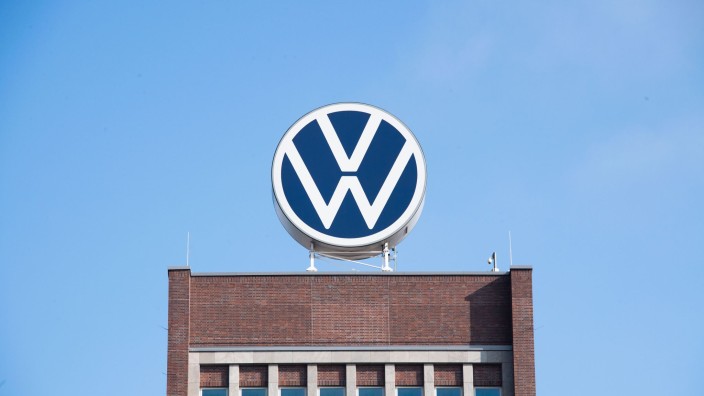 Auto - Wolfsburg: Das Markenhochhaus von Volkswagen auf dem Gelände des Autokonzerns in Wolfsburg. Foto: Julian Stratenschulte/dpa/Symbolbild