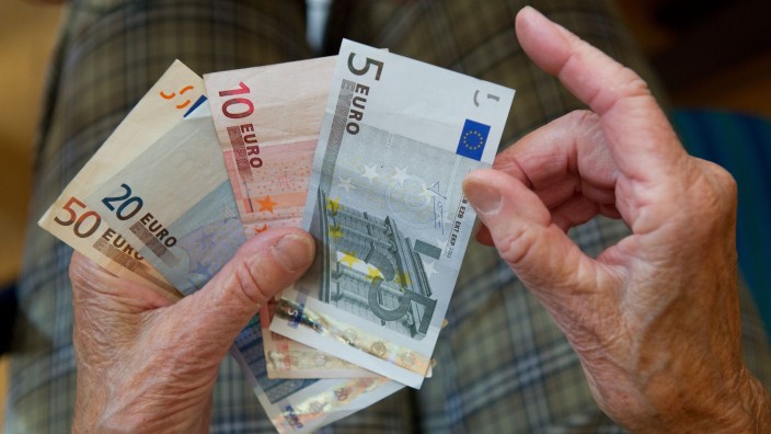 Geschichte - Berlin: Eine ältere Frau zählt Geld. Foto: Marijan Murat/dpa/Symbolbild