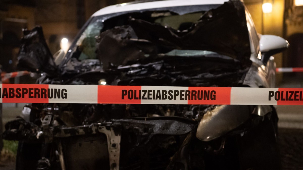 Arson Attack in Freiburg: Two Cars Burned Out in Parking Lot – Latest Updates