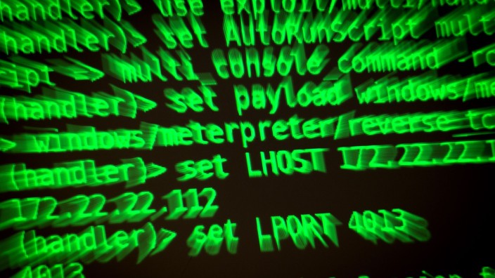 Kommunen - Hemer: Buchstaben und Zahlen leuchten auf einem Bildschirm, auf dem ein Hacker-Programm geöffnet ist. Foto: Sina Schuldt/dpa