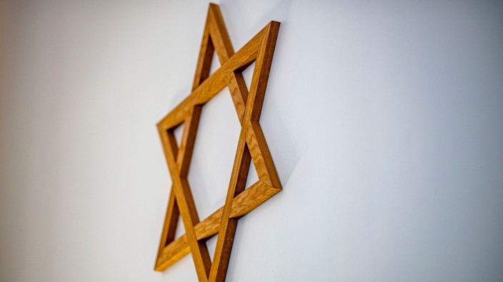 Geschichte - Magdeburg: Ein Davidstern hängt an einer Wand im Gebetsraum einer Synagoge. Foto: David Inderlied/dpa/Symbolbild