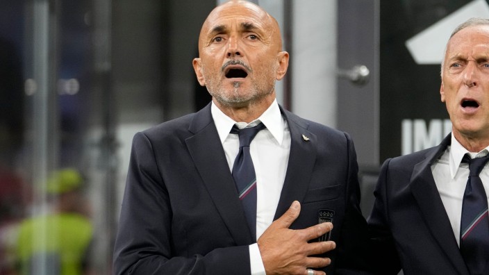 Fußball - Leverkusen: Luciano Spalletti, Nationaltrainer von Italien, singt die Nationalhymne von Italien. Foto: Luca Bruno/AP/dpa