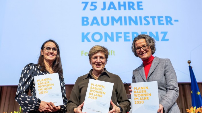 Bau - Baden-Baden: Karen Pein (SPD, l-r), Nicole Razavi (CDU), und Ina Scharrenbach stehen im Kurhaus von Baden-Baden. Foto: Philipp von Ditfurth/dpa
