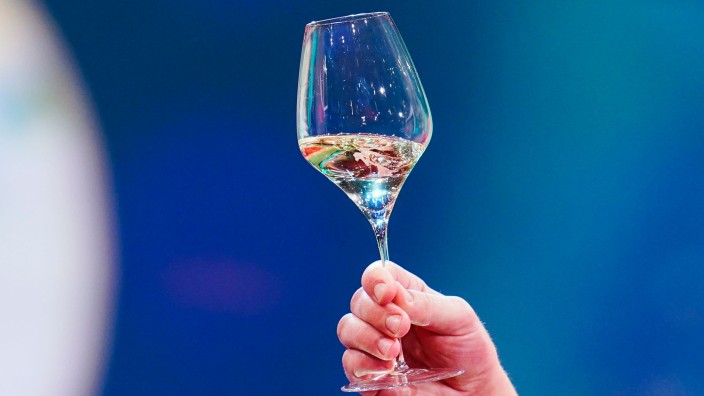 Freizeit - Massenbachhausen: Eine Frau hält ein Glas mit Weißwein in der Hand. Foto: Uwe Anspach/dpa/Symbolbild