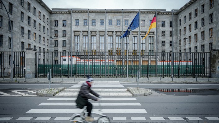 Bau - Baden-Baden: Ein Radfahrer fährt am Bundesministerium der Finanzen vorbei. Foto: Kay Nietfeld/dpa
