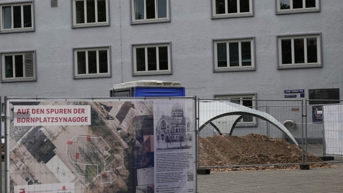 Archäologie - Hamburg: Grabungen nach Überresten der Bornplatzsynagoge auf dem Joseph-Carlebach-Platz. Foto: Franziska Spiecker/dpa