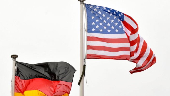 Archäologie - Salzwedel: Die Flaggen der USA und von Deutschland wehen im Wind. Foto: Jens Kalaene/dpa-Zentralbild/dpa/Symbolbild
