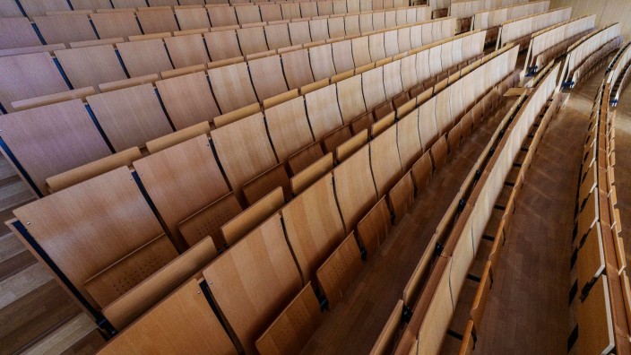 Hochschulen - : Blick auf die Sitzreihen in einem Hörsaal. Foto: Andreas Arnold/dpa/Symbolbild