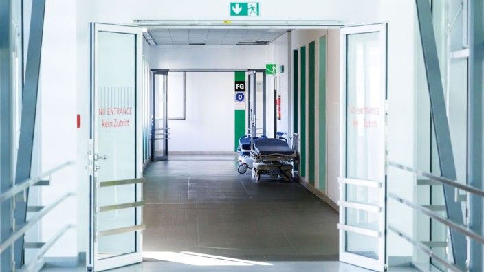 Gesundheit - Kiel: Krankenbetten stehen in einem Gang in einem Krankenhaus. Foto: Lukas Barth/dpa/Symbolbild