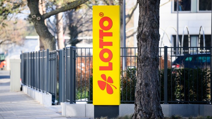 Umwelt - Bitterfeld-Wolfen: Ein Schild steht an einer Zentrale von Lotto. Foto: Julian Stratenschulte/dpa/Archivbild