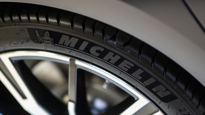 Auto - Karlsruhe: Ein BMW steht mit Michelin Reifen in einer Niederlassung. Foto: Robert Michael/dpa/Symbolbild