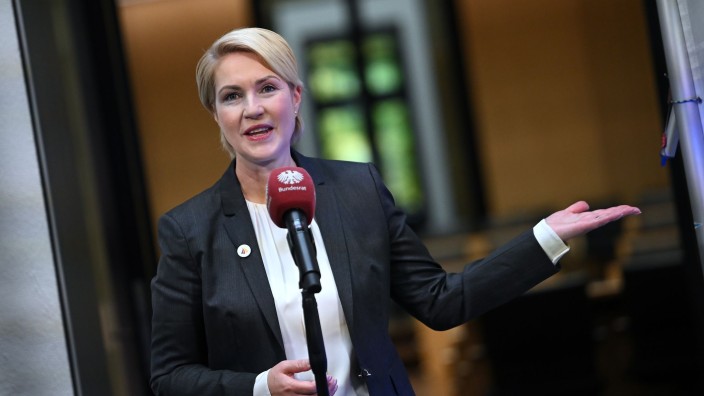 Regierung - Schwerin: Ministerpräsidentin Manuela Schwesig (SPD) aus Mecklenburg-Vorpommern gibt ein Pressestatement ab. Foto: Britta Pedersen/dpa