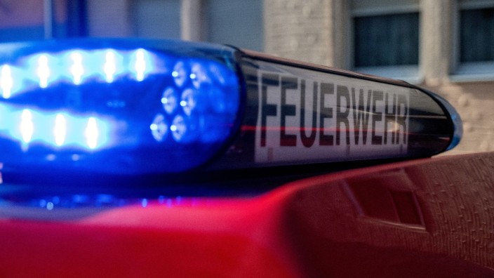 Notfälle - Bremen: Ein Fahrzeug der Feuerwehr steht mit eingeschaltetem Blaulicht an einem Einsatzort. Foto: Pia Bayer/dpa/Symbolbild