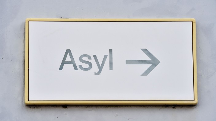 Migration - Stuttgart: Ein Schild mit der Aufschrift "Asyl" hängt an einer Wand. Foto: Uli Deck/dpa/Symbolbild