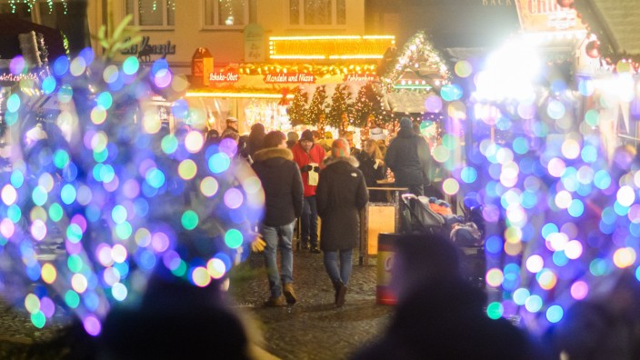 Kriminalität - Hannover: Besucher laufen über den Hildesheimer Weihnachtsmarkt. Foto: Julian Stratenschulte/dpa