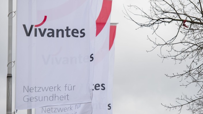 Krankenhäuser - Berlin: Fahnen mit der Aufschrift "Vivantes" vor dem Vivantes Klinikum in Berlin-Neukölln im Wind. Foto: picture alliance / Silas Stein/dpa