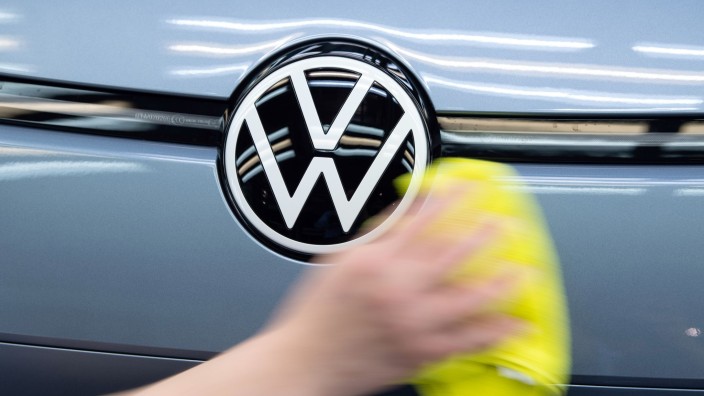 Auto - Zwickau: Ein Mitarbeiter von Volkswagen streicht mit einem Tuch über ein Fahrzeug von VW. Foto: Sebastian Kahnert/dpa-Zentralbild/ZB/Symbolbild
