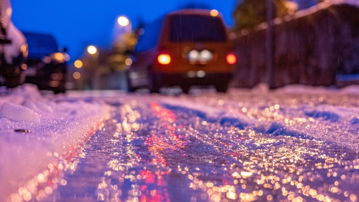Unfälle - Berlin: Eine dünne Eisschicht überzieht am frühen Morgen eine Straße. Foto: Armin Weigel/dpa/Symbolbild