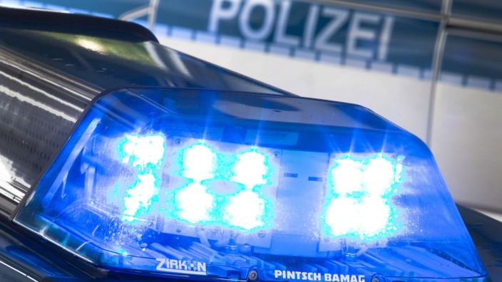 Kriminalität - Berlin: Ein Blaulicht leuchtet während eines Einsatzes auf dem Dach eines Polizeiwagens. Foto: Friso Gentsch/dpa/Symbolbild