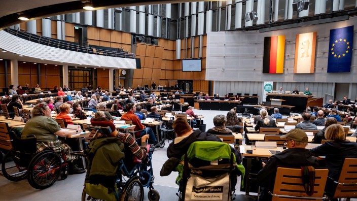 Parlament - Berlin: Mitglieder des Berliner Behindertenparlaments in Rollstühlen sitzen im Abgeordnetenhaus Berlin. Foto: Fabian Sommer/dpa