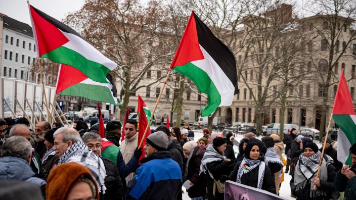 Demonstrationen - Berlin: Menschen nehmen in Kreuzberg an einer propalästinensischen Demonstration teil. Foto: Fabian Sommer/dpa
