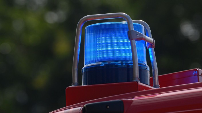 Schifffahrt - Lorch: Ein Blaulicht leuchtet auf dem Dach eines Einsatzfahrzeugs der Feuerwehr. Foto: Robert Michael/dpa-Zentralbild/ZB/Symbolbild