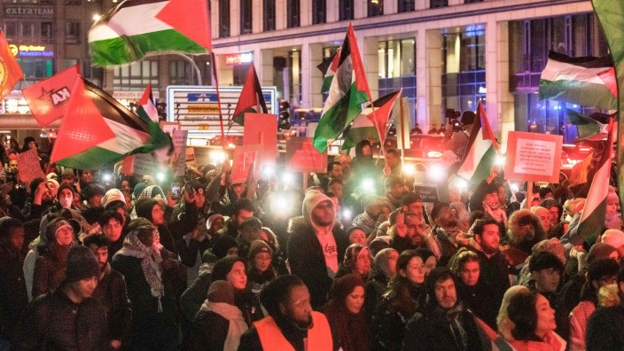 Demonstrationen - Hamburg: Teilnehmer einer propalästinensischen Demonstration ziehen durch die Innenstadt. Foto: Markus Scholz/dpa