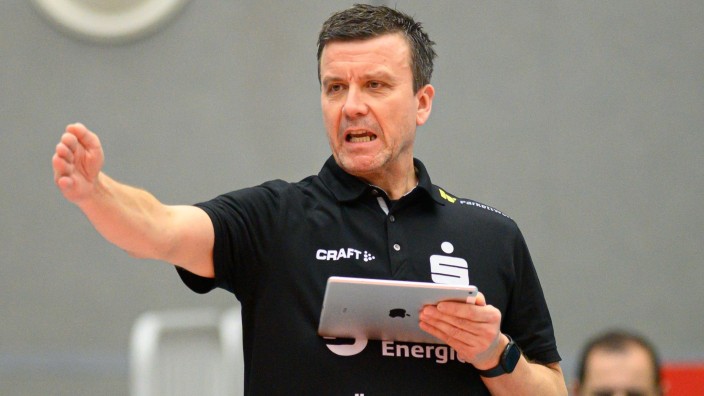 Volleyball - Dresden: Dresdens Trainer Alexander Waibl gibt Anweisungen. Foto: Robert Michael/dpa-Zentralbild/dpa