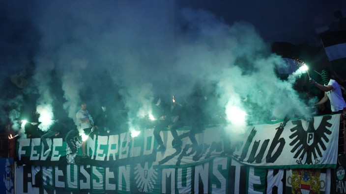 Fußball - Saarbrücken: Die Fans von Preußen Münster zünden zu Beginn der zweiten Halbzeit Bengalos. Foto: Maik Hölter/Team2sportphoto/dpa